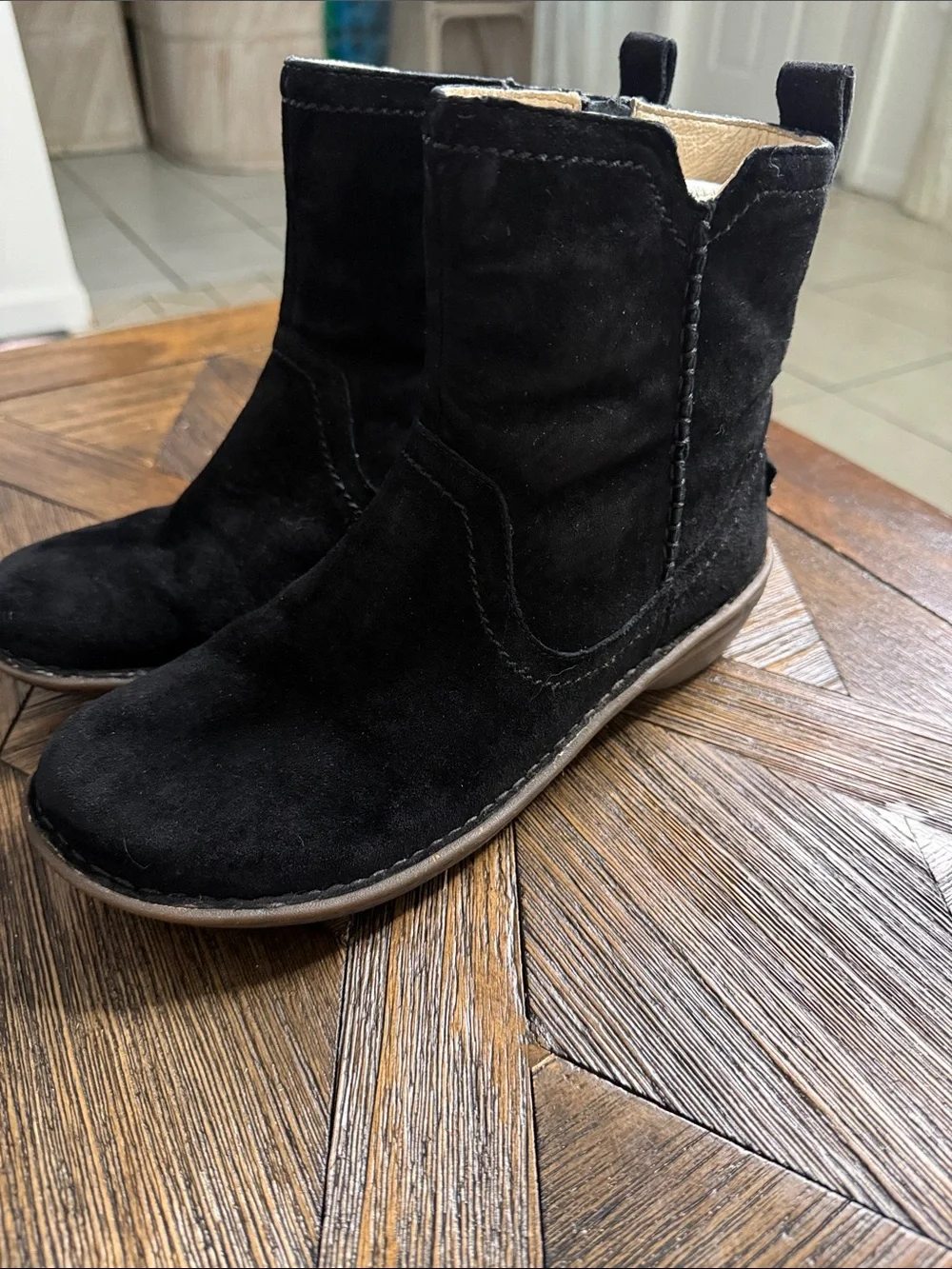 UGG Neevah Black Suede Ankle Booties Women’s Size 9 Sheepskin Lined Side Zip